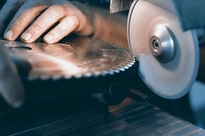 Photo of sharpening the saw (circular saw)