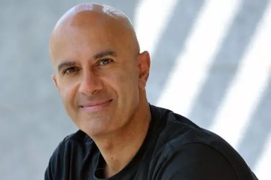 headshot of Robin Sharma